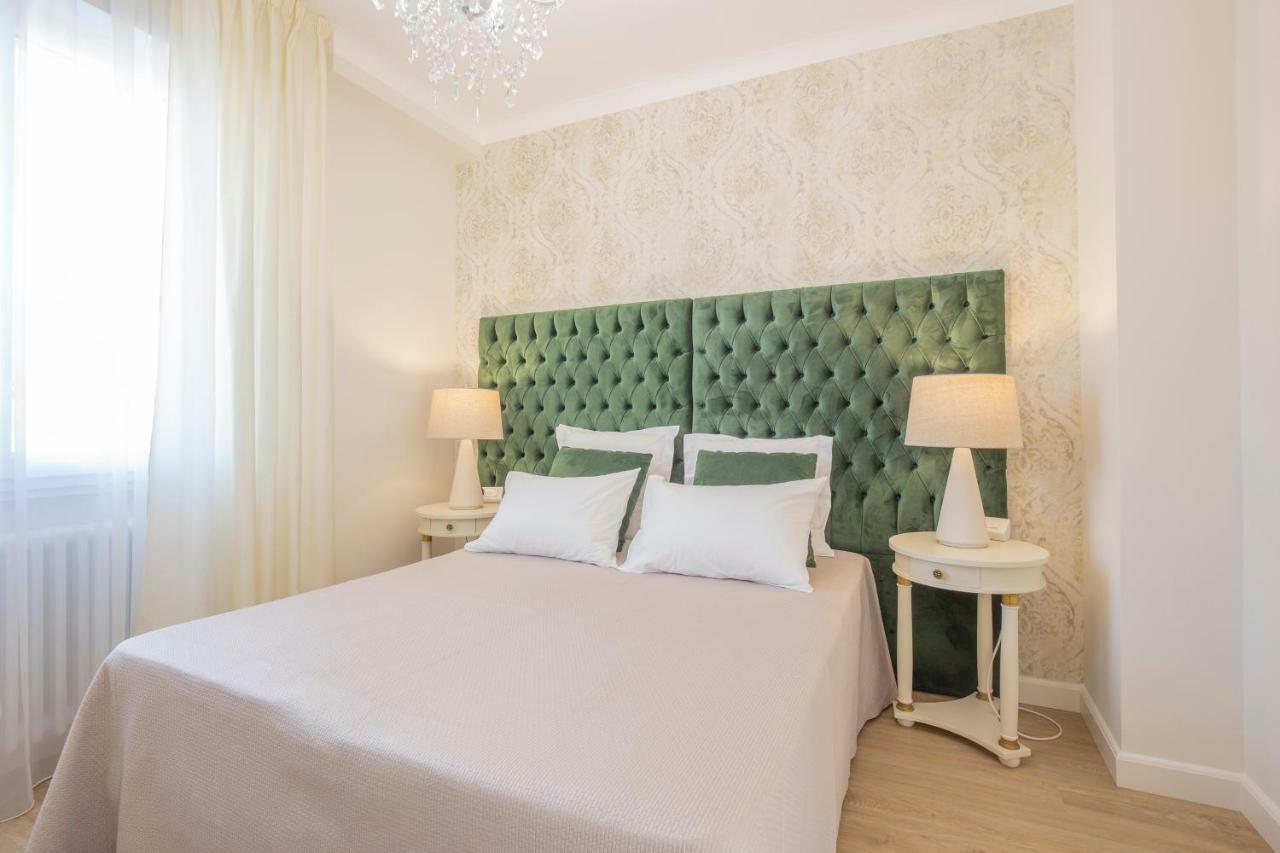 Crys: Apartments, Holiday, Business, Verde Верона Екстериор снимка